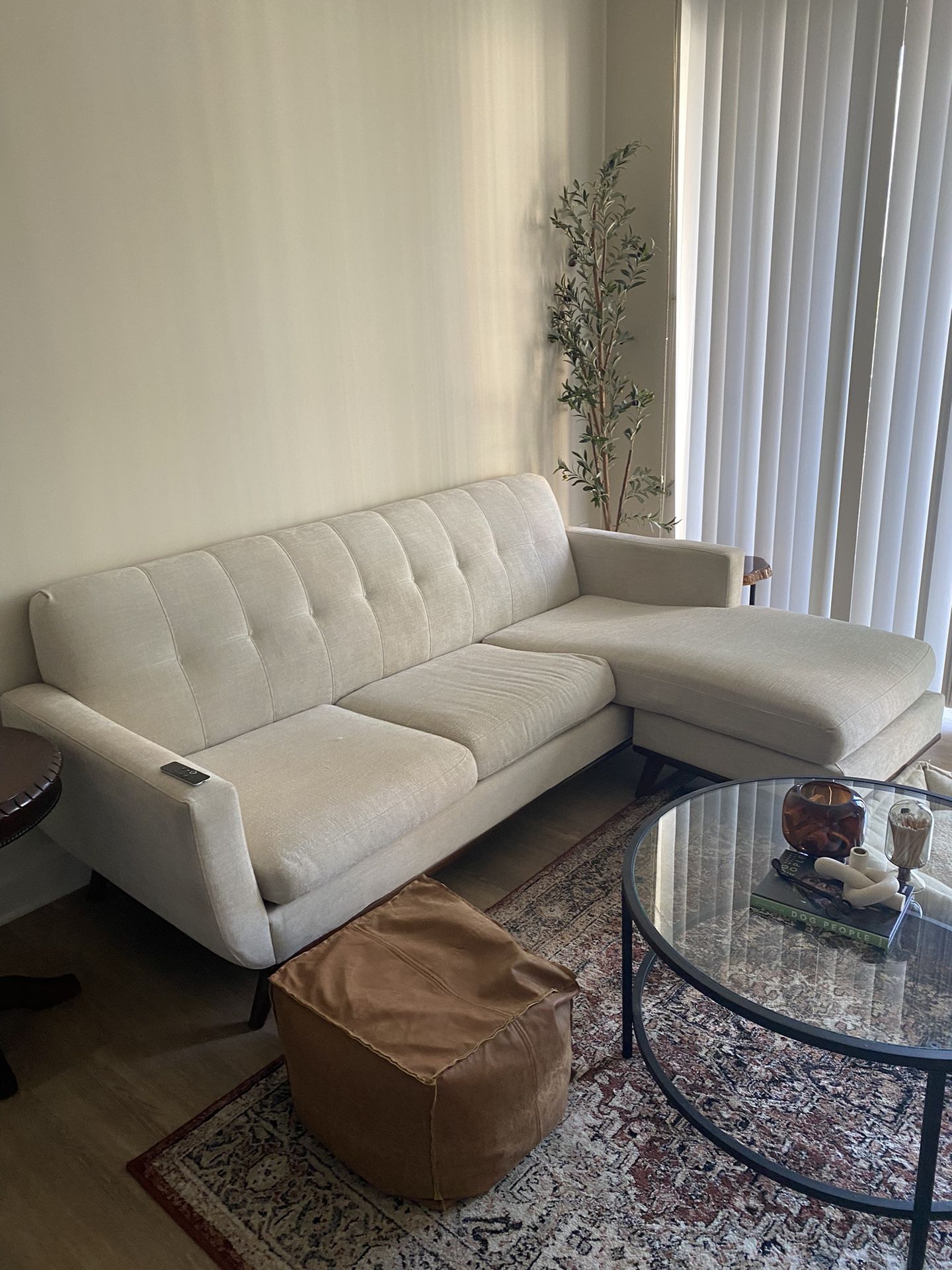 L SHAPE COUCH: Rooms To Go