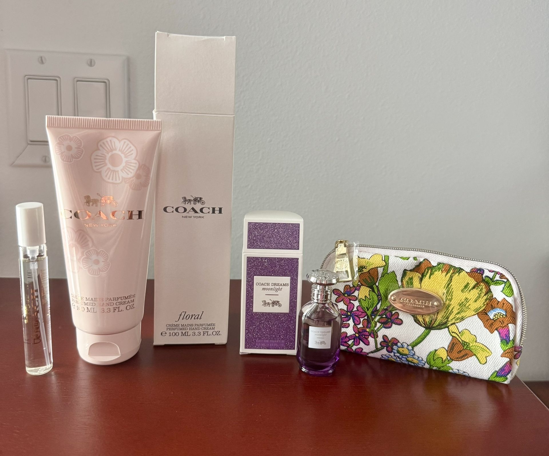 Coach 4-piece gift set perfumed hand cream, spray, mini bottle and coin wallet New