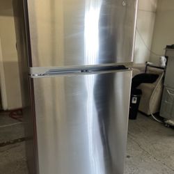 LG TOP FREEZER REFRIGERATOR APARTMENT SIZE IN STAINLESS 