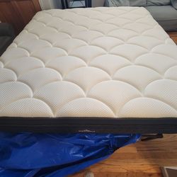 The DreamCloud Hybrid Premier Rest, King, Like New, Perfect Condition