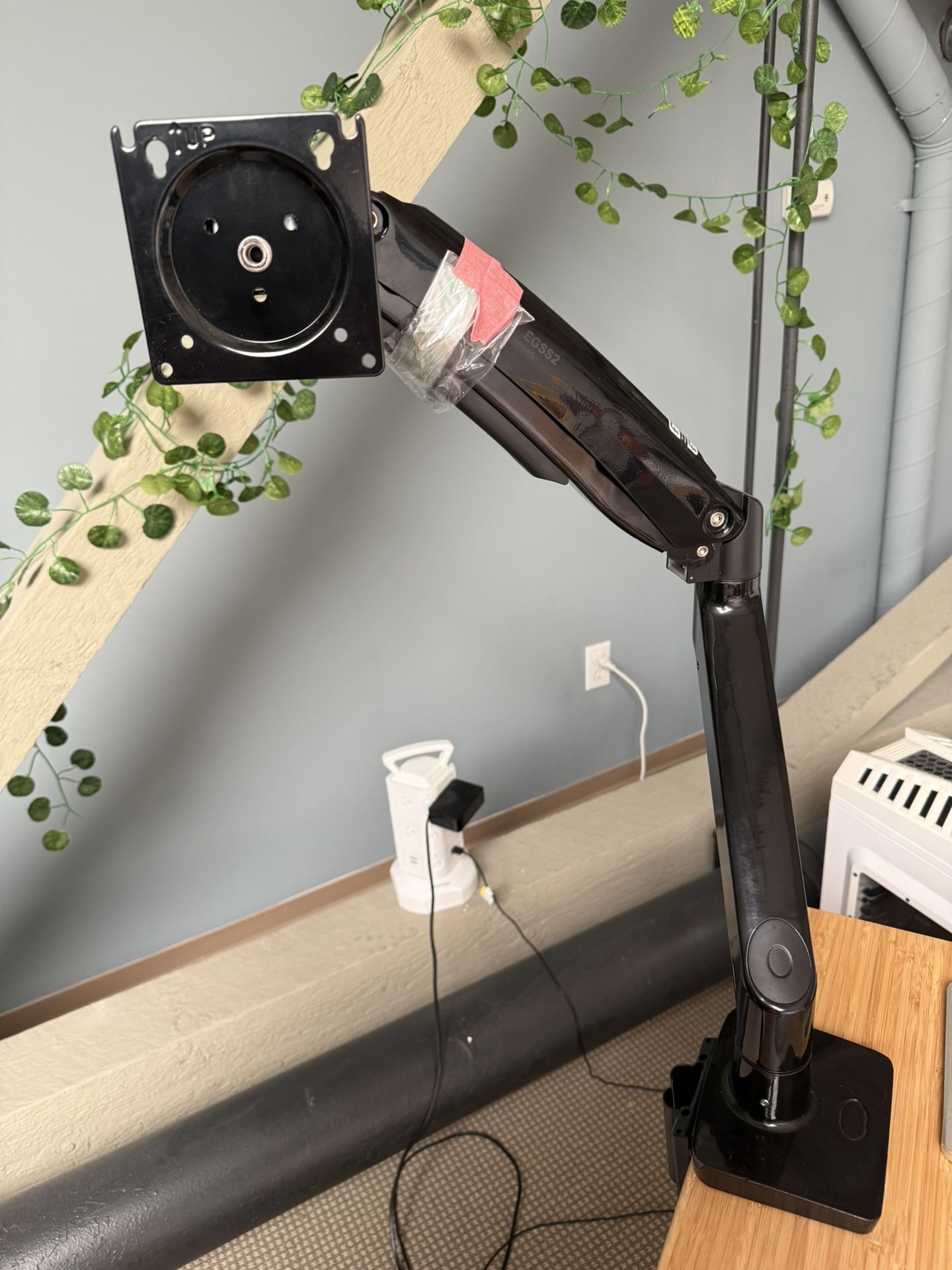 ErGear Single Monitor Mount 22-35”