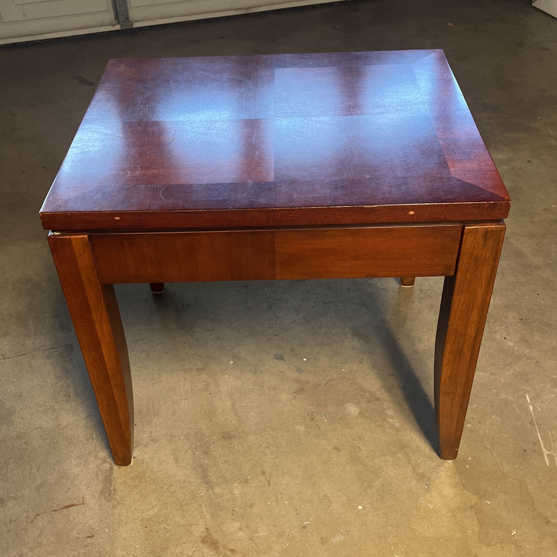 Beautiful End Table  Paid 100 For It  Selling For 10 Bucks 