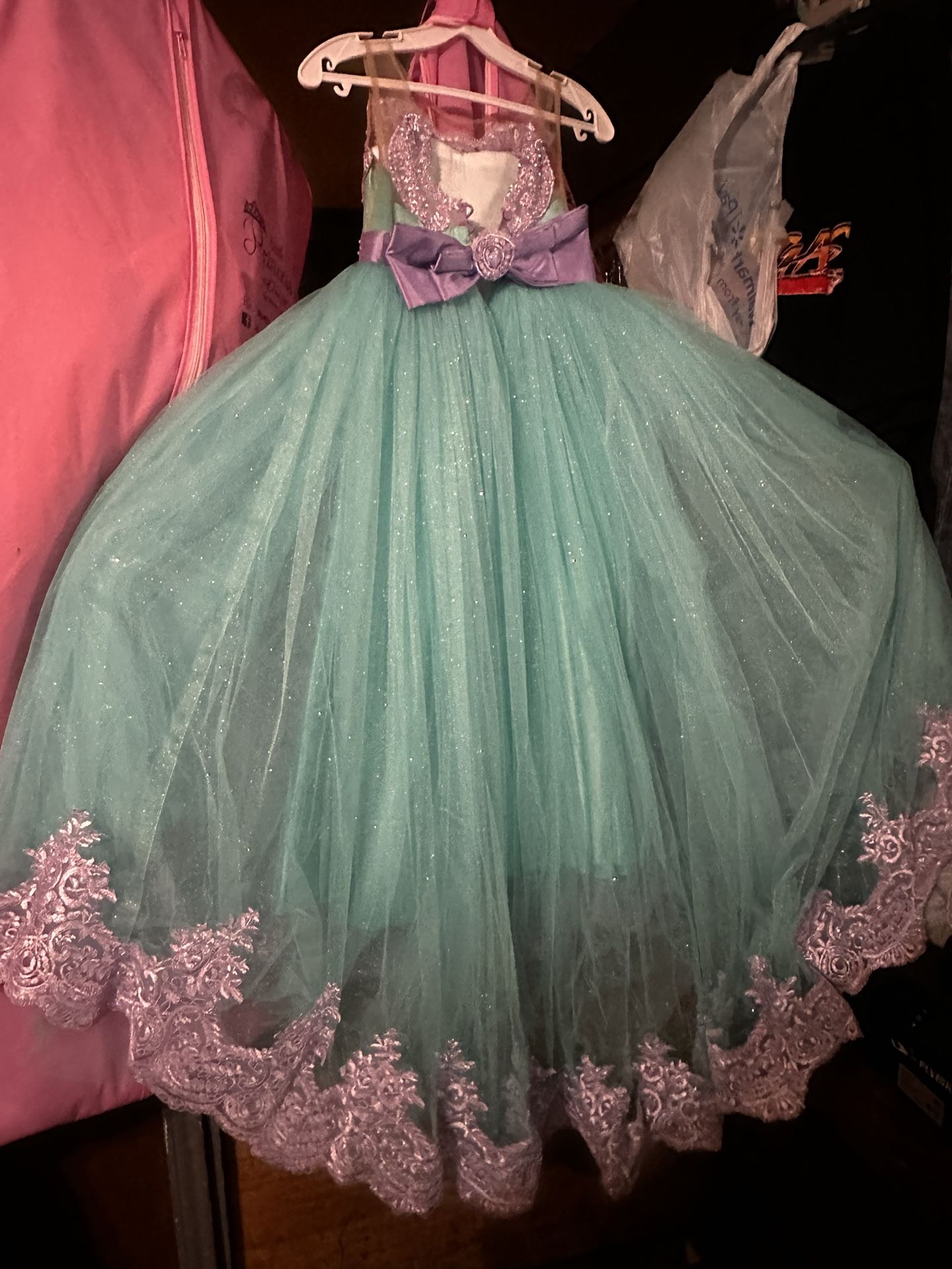 5añera Gown.