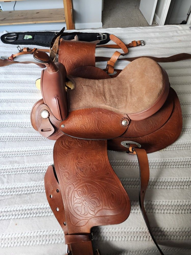 New Western Saddle Nice Moving 100.00