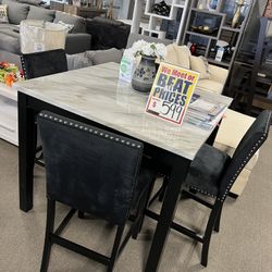 Lovely 5Pc Dining Room Set 🩵🩵 Easy Financing Available ✅