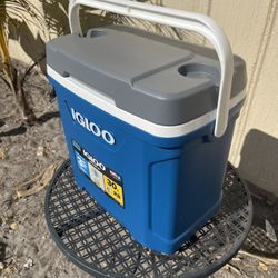 Igloo Latitude 30-Quart Cooler — Indigo Blue / Meteorite