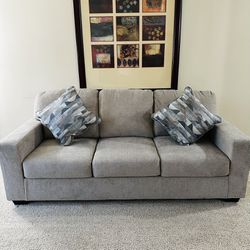 3 Seater Couch With 2 Pillows 