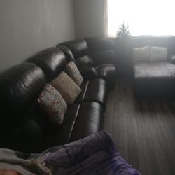 LARGE BROWN LEATHER SECTIONAL WITH CHASE LOUNGE LIKE NEW