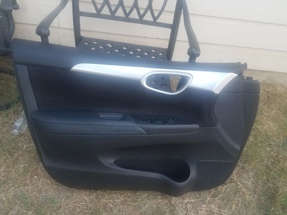 Se vende esta parte para una puerta del chofer de un nissan sentra 2017