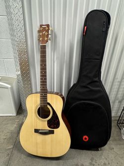 Yamaha Acoustic Guitar with Gig Bag