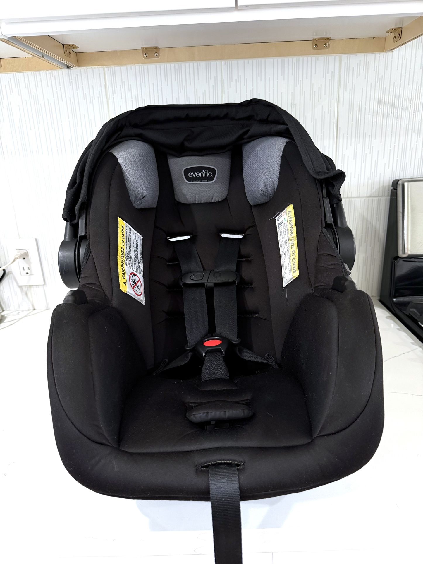 LIKE NEW-EVENFLO PIVOT MODULAR TRAVEL SYSTEM WITH LITEMAX - CARSEAT & BASE ONLY