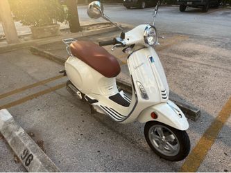 2015 Vespa Primavera 50cc  Like new!