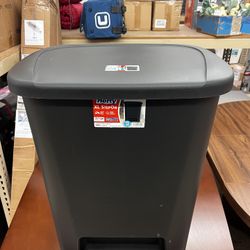 Kitchen Trash Can, 20.4 Gallon Plastic Step Garbage Bin with Foot Pedal Lid, Black, New 