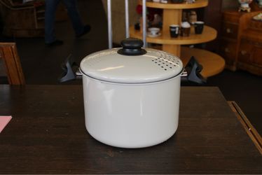 White Nonstick Pasta Pot with Straining Lid