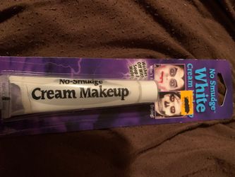 No smudge crime makeup