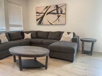 Beautiful Coffee And End Table Set (Like New!)