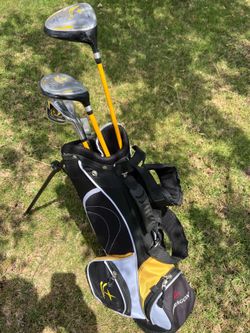 Paragon kids clubs. Driver, Fairway wood, 5, 7, 9 iron and putter. Plus shoulder carry bag with stand