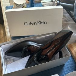 CALVIN KLEIN GABRIANNA PUMP
