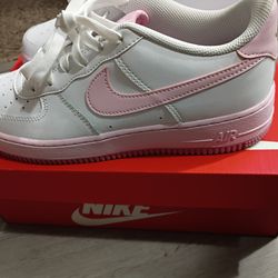 AIR FORCE 1S SIZE 7 YOUTH OR 8 WEMON