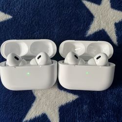 2 pairs of earbuds (similar to actual ones)