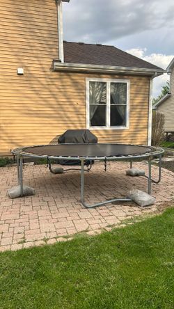 Trampoline with rods