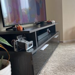 Beautiful TV Stand Table w/ Drawers
