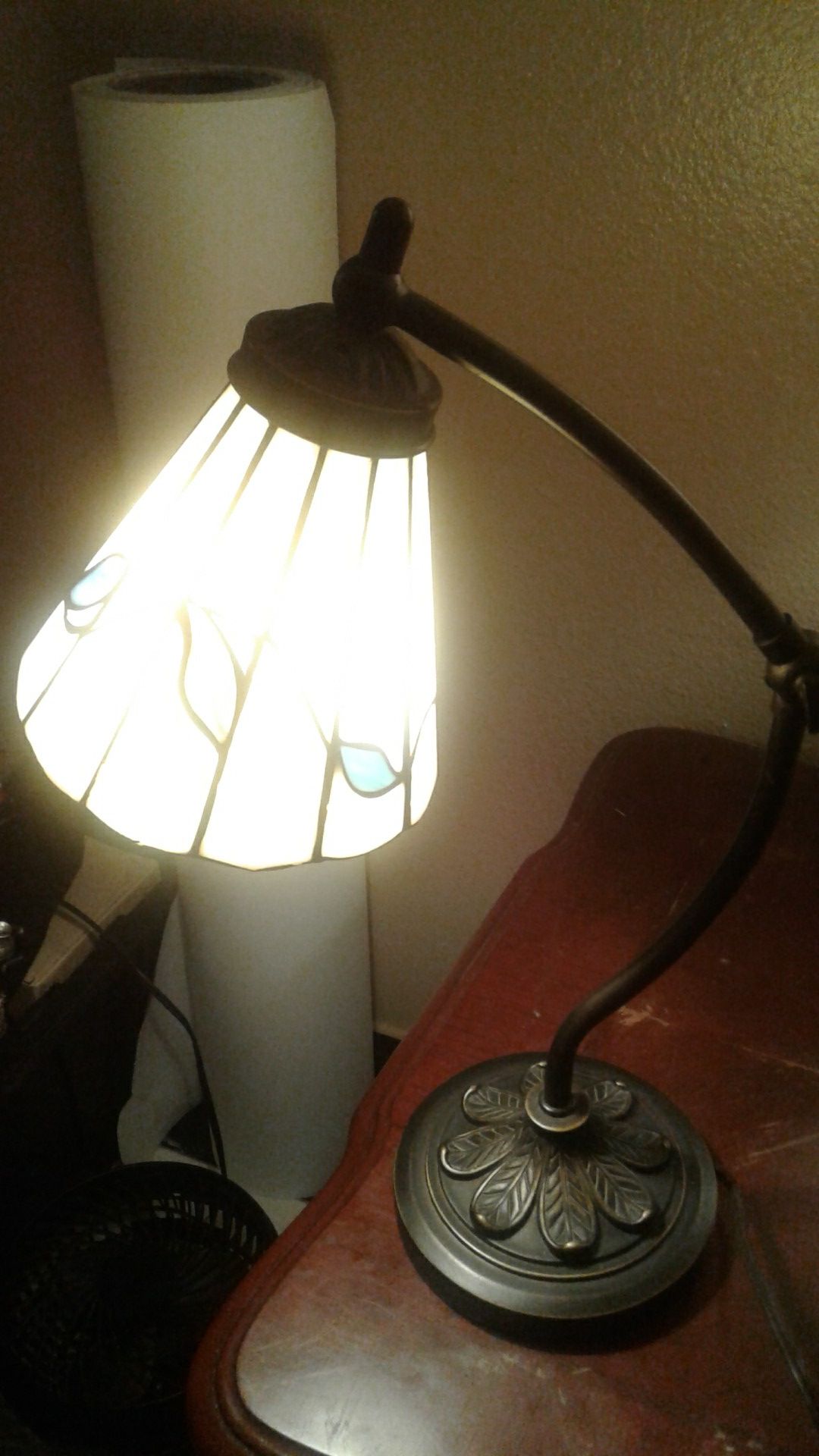 Really pretty stained glass desk reading lamp