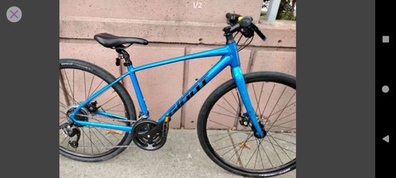 BRAND NEW GIANT ESCAPE HYBRID BIKE W/DISC BRAKES