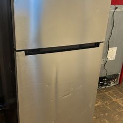 Vissani MDTF18SSR 18 cu. ft. Top Freezer Refrigerator