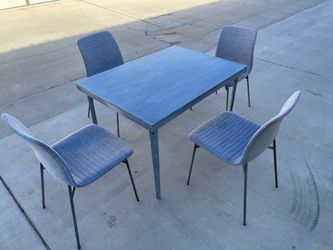 Table w 4 chairs