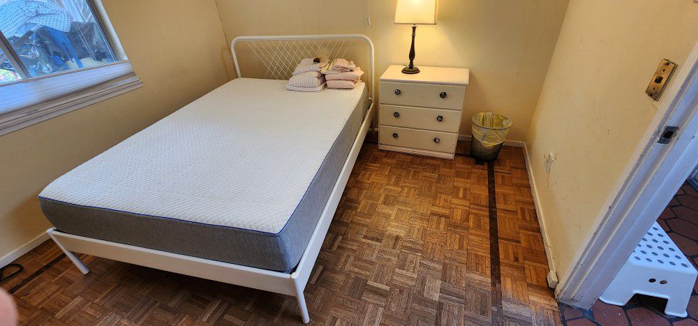 FULL SIZED BED WITH FRAME & LINENS