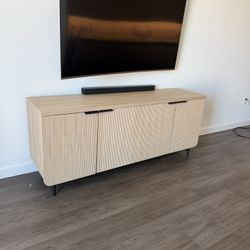 Entertainment system/dresser