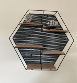 Magnetic mesh wall decor