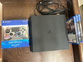 PS4 Slim + 1 Controller + 3 Games