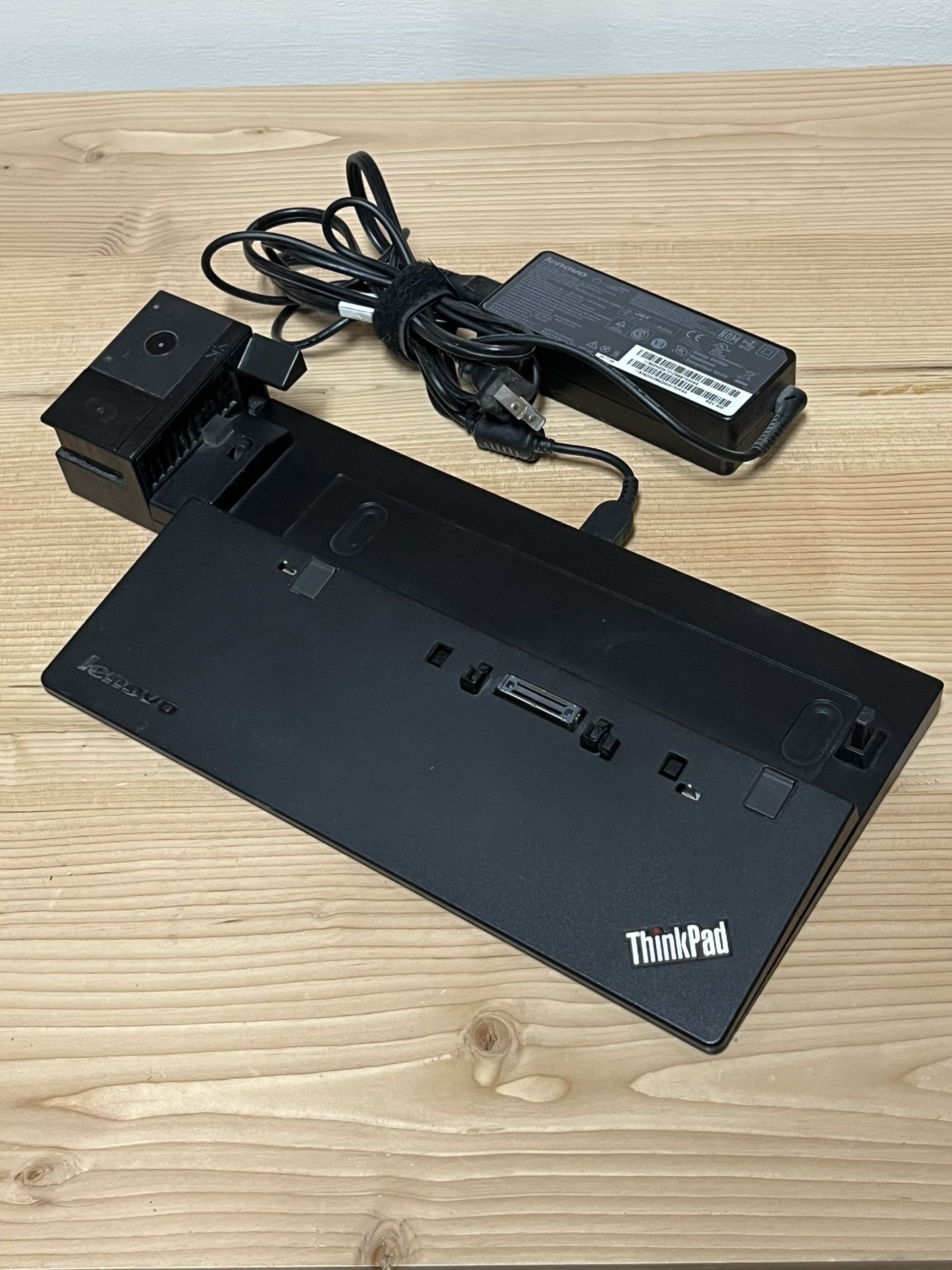 Lenovo ThinkPad Ultra Dock Type 40A2 Docking Station With Power Adapter