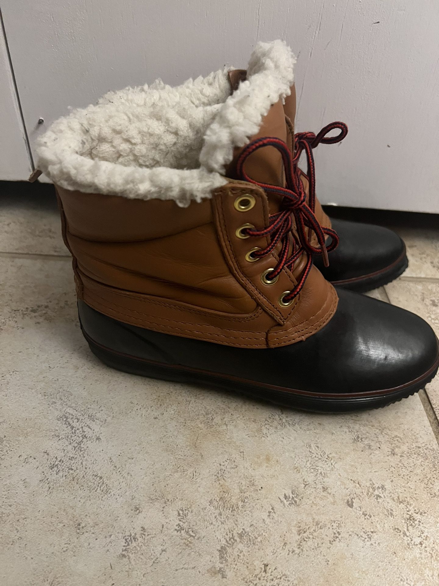 Size 7  khombu snow boots