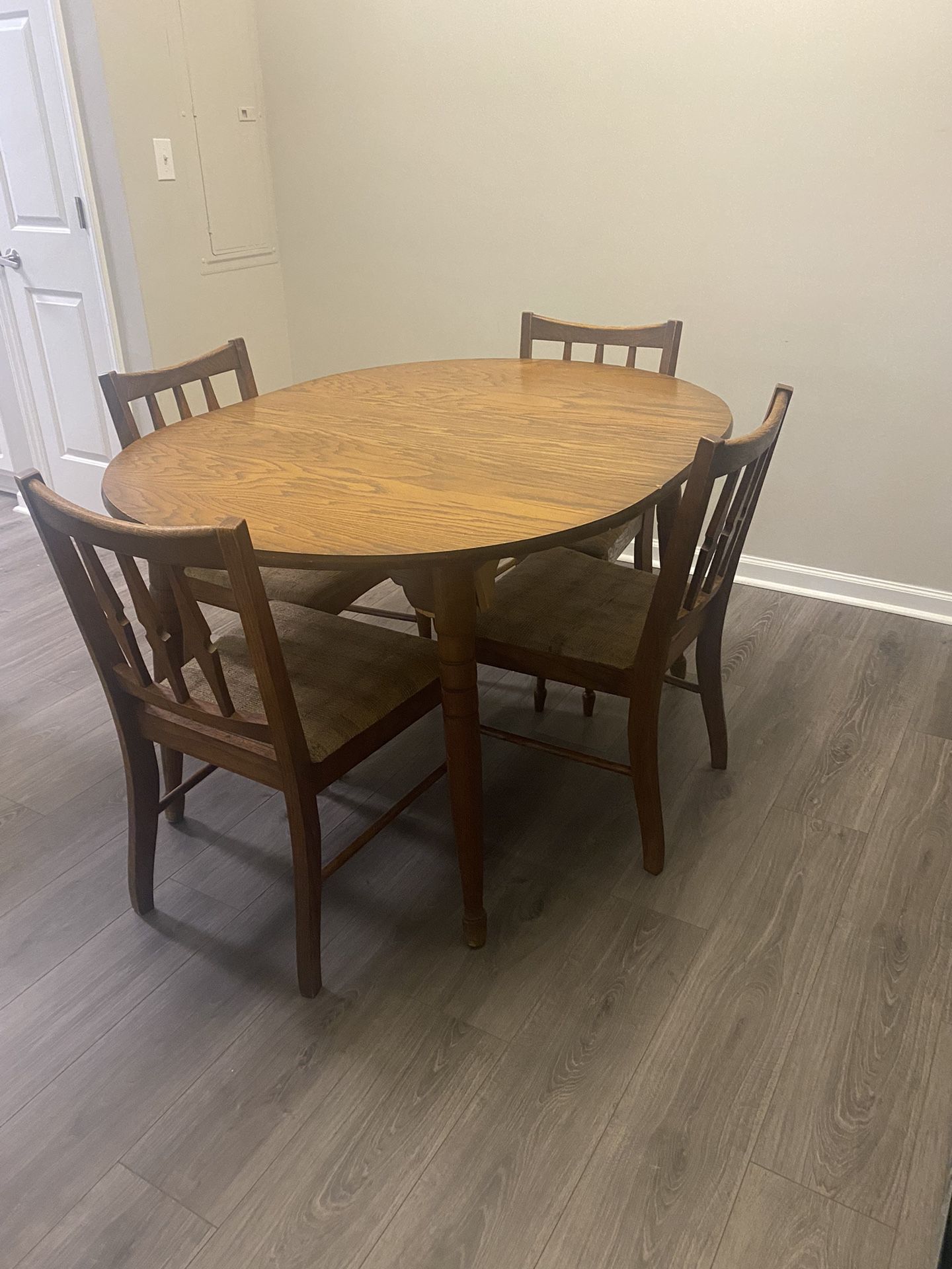 Cute vintage dining table with 4 matching chairs