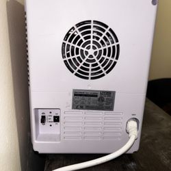 White mini fridge/heater