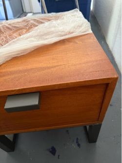 Set of 2 Wood Nightstands