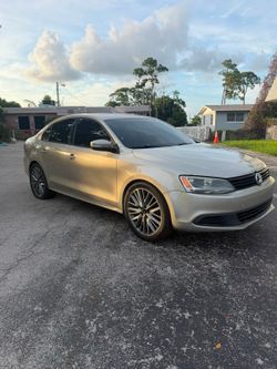 Jetta 2014, 140.000 millas.