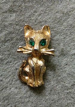 Vintage Cat with green eyes tie pin