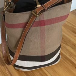 Used Burberry bucket 