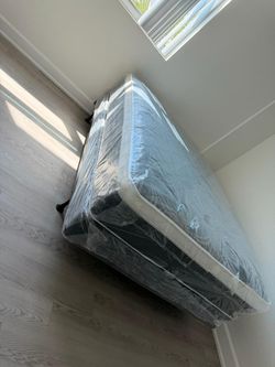 NEW QUEEN PILLOW MATTRESS AND BOX SPR+ING 2pcs