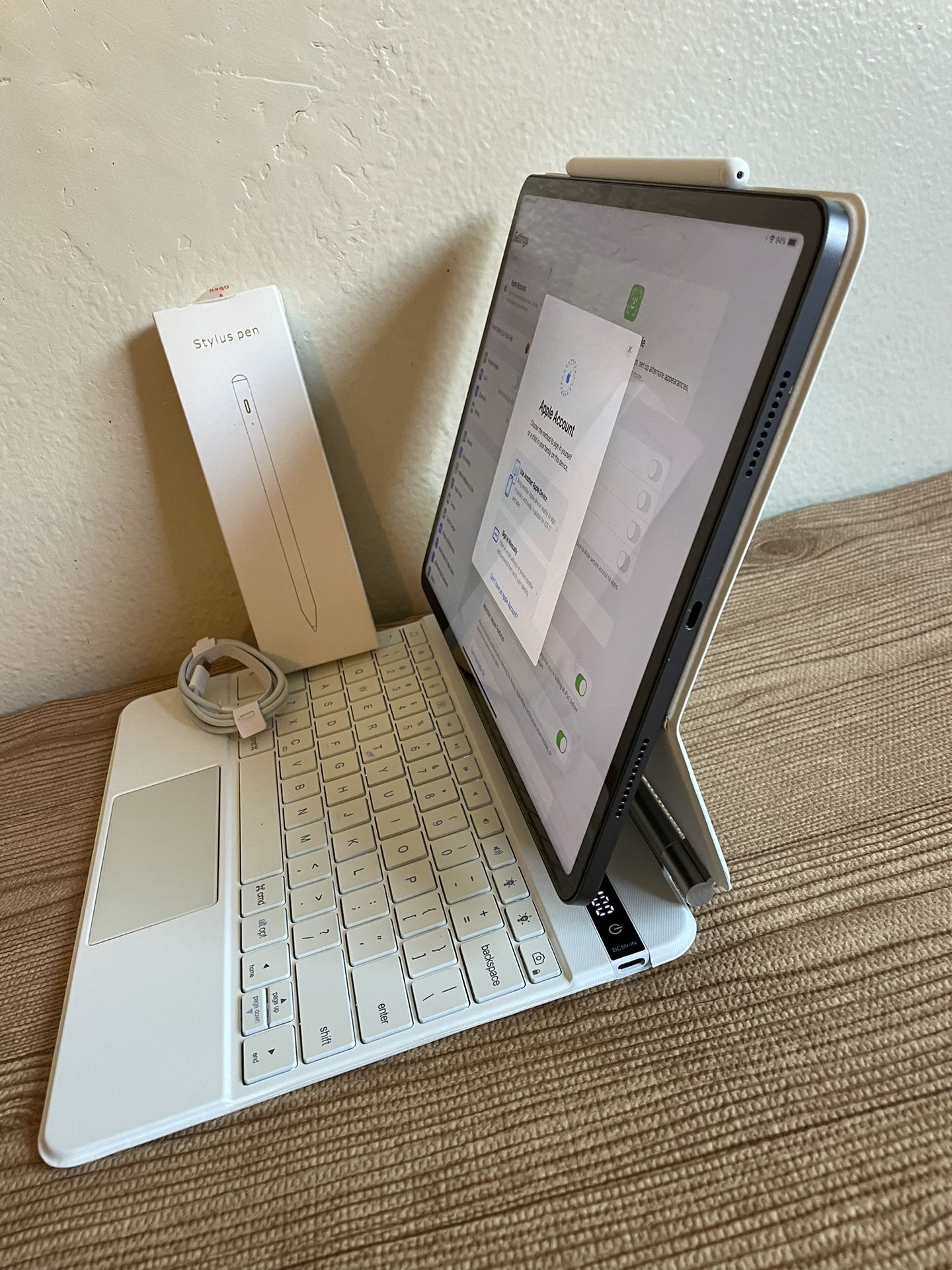 iPad Pro 12.9” (M1 chip / 2021) 5th Generation 1TB with keyboard