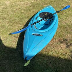 Pelican 8ft sit in kayak with brand new paddle 
