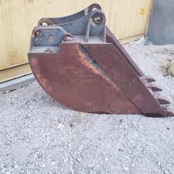 Ford Backhoe Bucket   24 Inches 