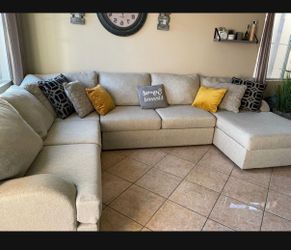 DELIVERY AVAILABLE 🚛! Gorgeous Beige Sectional Couch from Living Spaces LIKE NEW!!