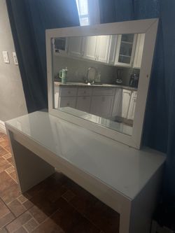 Vanity desk with mirror