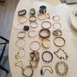 Lot Of 29 Vintage Bracelets Different Colors Gold Silver Chains