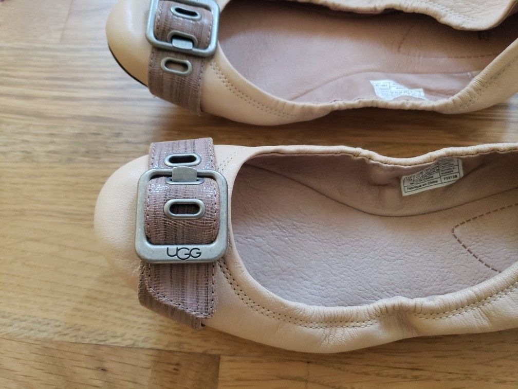 Ugg. Women  Chose . Size 7. Leather. 